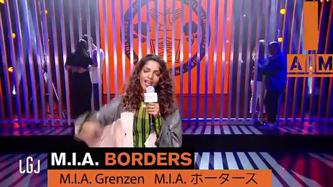 M.I.A. interprète "Borders" en live