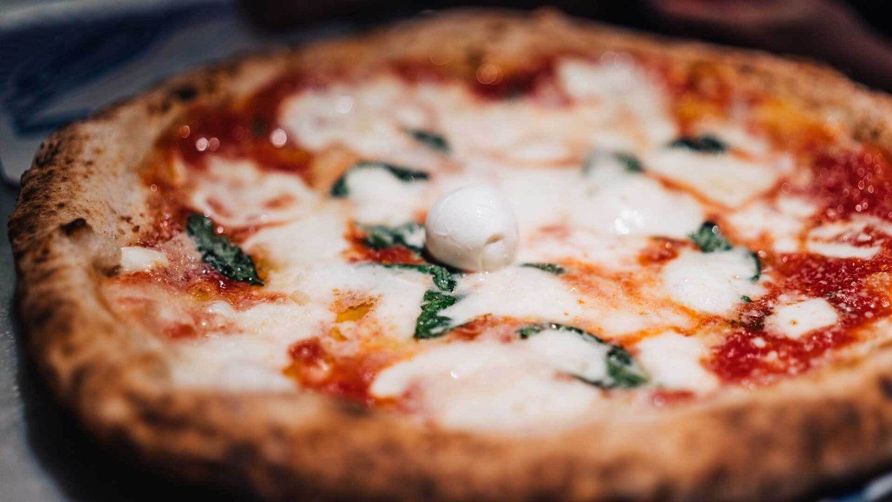 Pizzastein reinigen: So geht's ganz schnell & einfach!