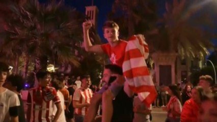 Los aficionados del Almería y el Valladolid celebran el ascenso a primera