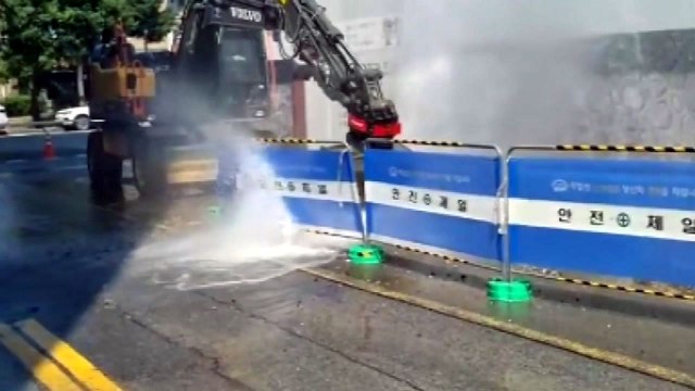 경기 고양 백석동 공사장 상수도관 파열...한때 단수 / YTN