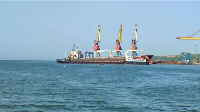 Ucraina, Mosca mostra prima nave merci che lascia Mariupol