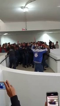 Servidores em greve forçam entrada em prédio da prefeitura e confusão é registrada em São José