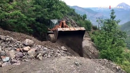 Artvin'de meydana gelen heyelanlar 4 köy yolunu ulaşıma kapattı