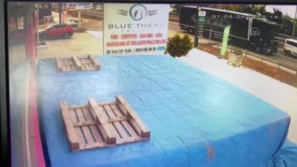 Husumetli olduğu kişinin otomobilini iş makinesiyle ters çevirdi