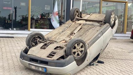 Ordu'da akıl almaz olay! Kepçe operatörü, içerisinde sürücü olan otomobile vurup ters çevirdi