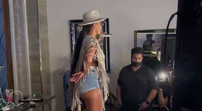 Keri Hilson performed Turnin' Me On in front of a small crowd in Hard Rock Cafe in DC and is reportedly doing shows for $2,500