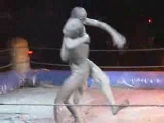 Donne lottano nel fango