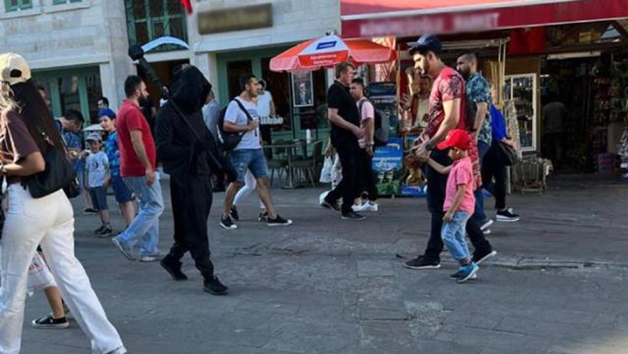 Galata Kulesi önünde kendini yakan genç, olaydan önce Beyoğlu sokaklarında kostümle gezmiş