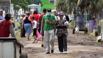 Familias nicaragüenses visitan los cementerios en el Día de la Madre