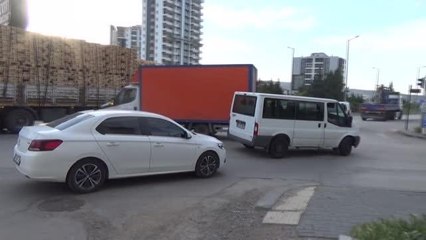 Kahramankazan'da tır ile kamyonetin çarpışması nedeniyle trafik bir süre kontrollü sağlandı