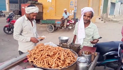 पिता ठेल पर बेचते हैं सांक, बिटिया ने अफसर बन सपने किए साकार