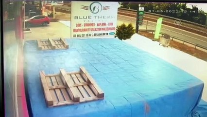 Husumetli olduğu kişinin otomobilini iş makinesiyle ters çevirdi