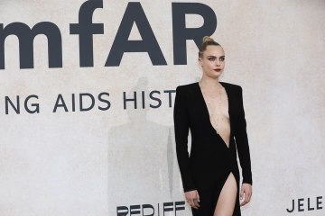 Mehr Ausschnitt geht nicht: Cara Delevingne mit zwei XXL-Schlitzen