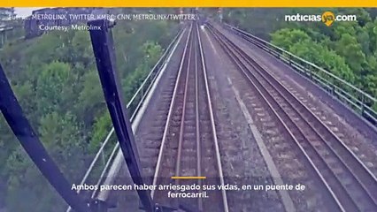 Dos jóvenes en Canadá logran evadir un ferrocarril al estar jugando en las vías.