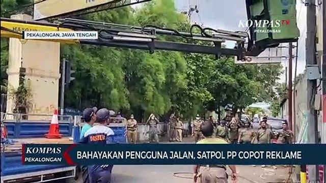 Bahayakan Pengguna Jalan, Satpol PP Copot Reklame