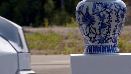 تصاویری از دقت بالای کامیون‌های خودران در سوئد هنگام عبور از میان موانع