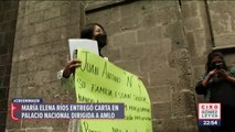 Saxofonista quemada con ácido por su pareja entrega carta a López Obrador