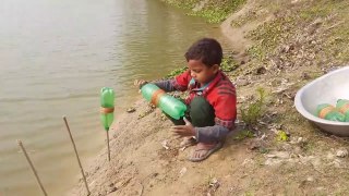 Bocah Menangkap Ikan Besar Dengan Kail Ikan Botol Plastik