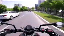 Hatalı sollamaya tepki gösteren motosiklet sürücüsü dayak yiyordu