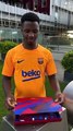 Ansu Fati posa con su camiseta de debutante 178 de La Masia / FCB