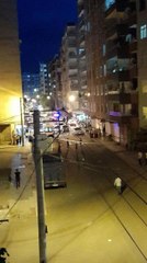 Sokak ortasındaki silahlı kavgayı dua ederek görüntüledi