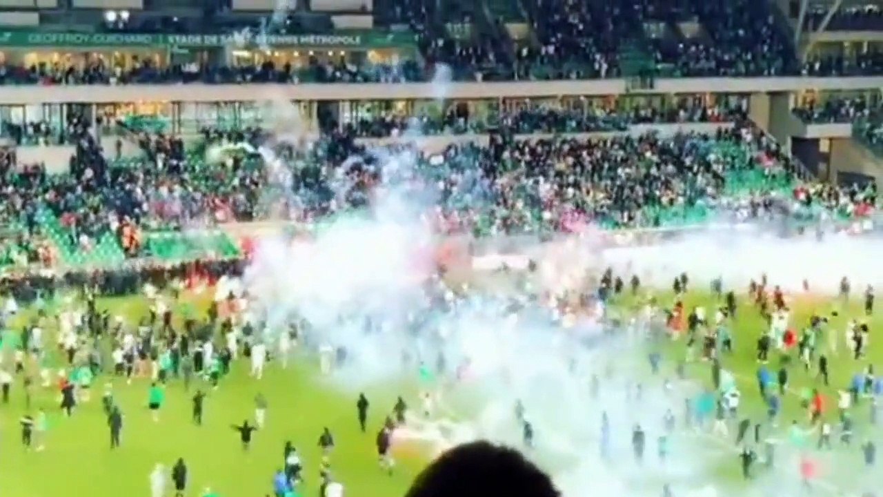 RUSUH! VIDEO SUPORTER SAINT-ETIENNE MASUK KELAPANGAN SERANG PEMAIN KARNA TAK TERIMA TIMNYA DEGRADASI