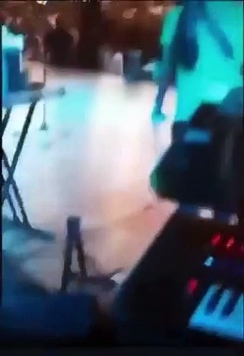 نجم هندي يفارق الحياة بعد دقائق من احيائه حفل غنائي.. فيديو يوثق اللحظات الأخيرة له