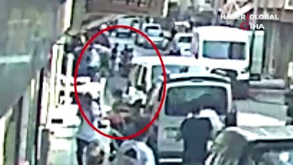 Zeytinburnu'nda balkondan düşen 2 yaşındaki çocuğu havada yakaladılar: O anlar kamerada