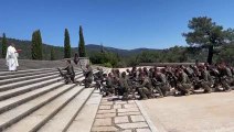 Una unidad militar recibe la bendición de un cura en el Valle de los Caídos