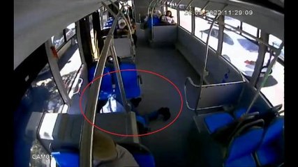 OTOBÜSTE BAYILAN YOLCUNUN HASTANEYE YETİŞTİRİLMESİ KAMERADA