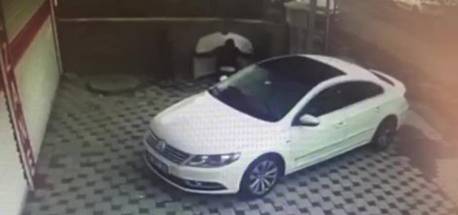 İstanbul'da otomobillere dadanan kaput hırsızı kamerada