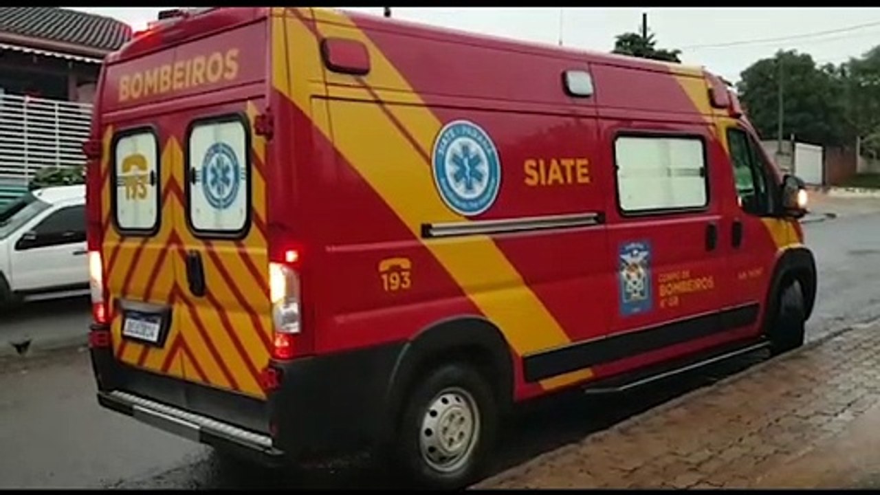 Mulher é socorrida pelo Corpo de Bombeiros no Bairro Brasília