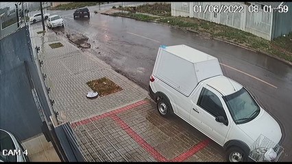 Em grave acidente no Morumbi, Siena quase capota ao bater com Celta; veja o vídeo