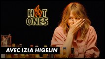 HOT ONES : Izïa Higelin prend des bouchées d'un autre monde