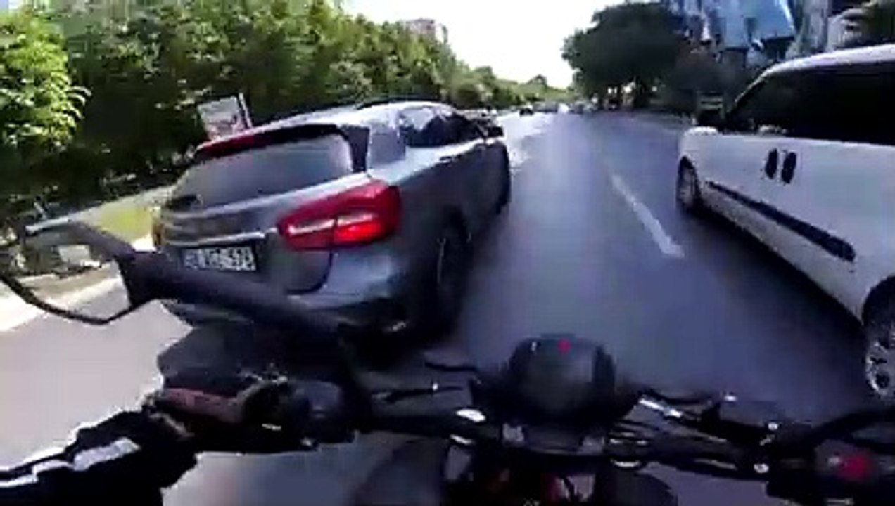 Un motard se fait percuter par une voiture qui fait un délit de fuite