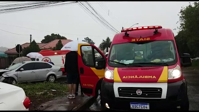 Duas mulheres ficam feridas após colisão entre Corolla e Fiesta no Bairro Santo Onofre
