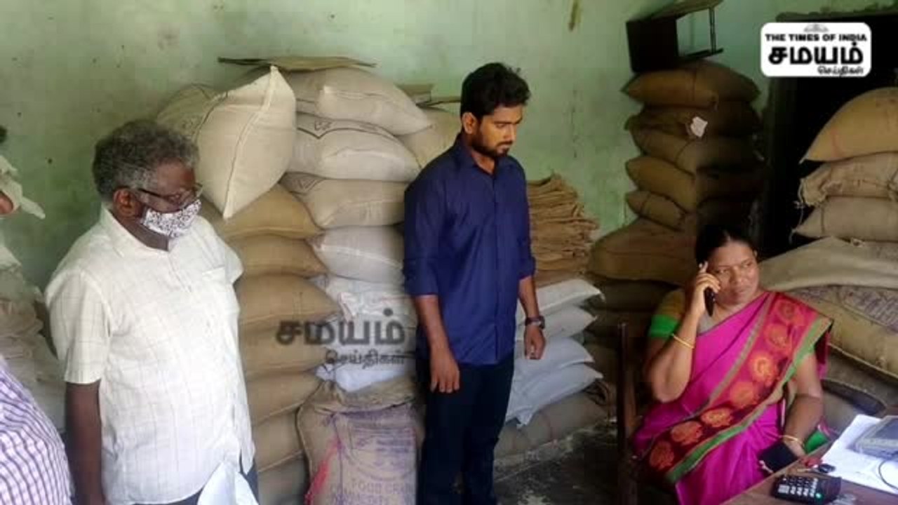 பொதுமக்கள், அதிகாரிகள் ஷாக்; சாலையில் அடுக்கி வைக்கப்பட்டிருந்த ரேஷன் அரிசி மூட்டைகள்!