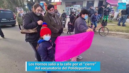 Los Hornos salió a la calle por el "cierre"  del vacunatorio del Polideportivo
