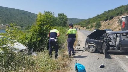 İKİ OTOMOBİL KAFA KAFAYA ÇARPIŞTI: 1'İ AĞIR 4 YARALI