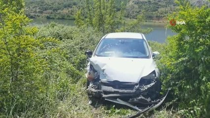 Otomobiller kafa kafaya çarpıştı: 1'i ağır 4 yaralı