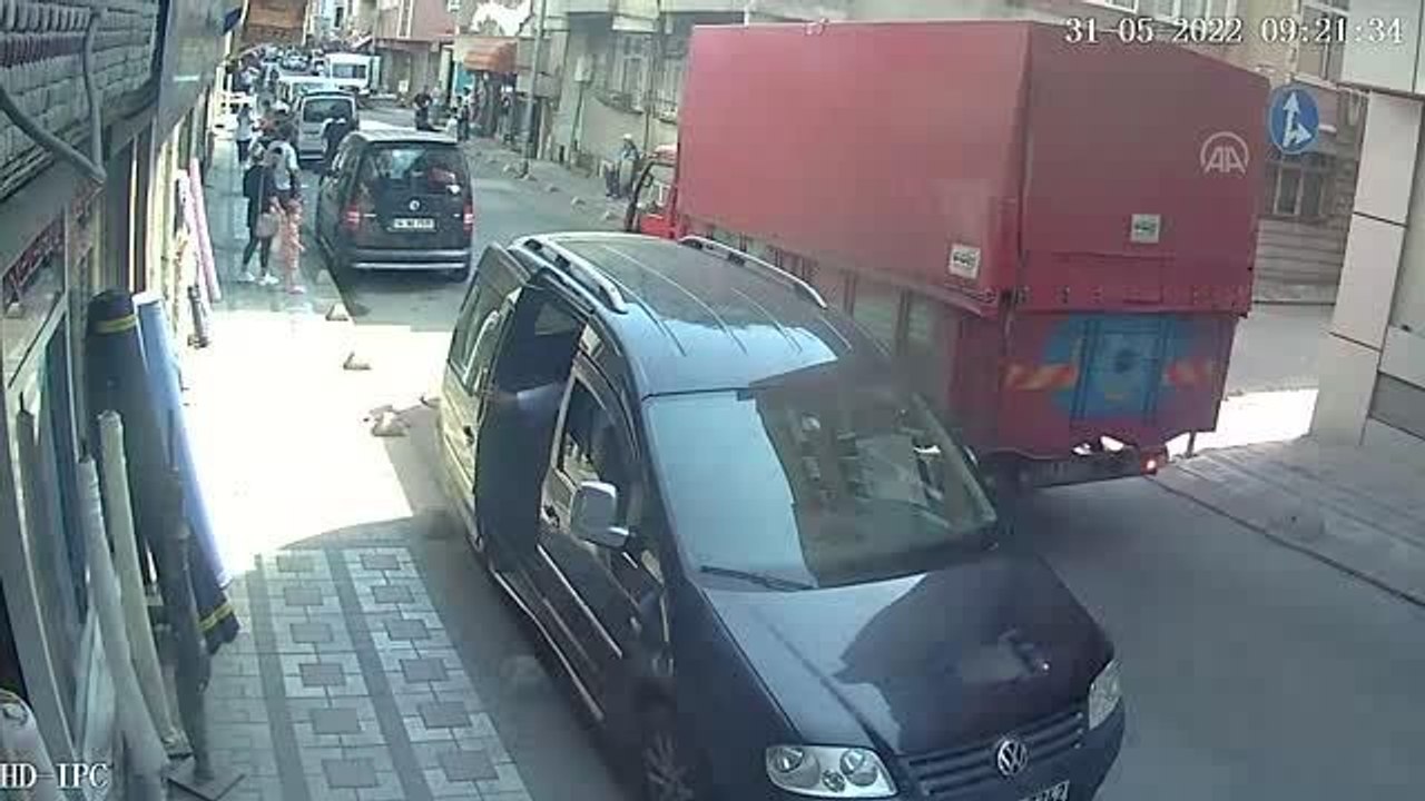 3. kattan düşen çocuğu esnaf havada yakaladı