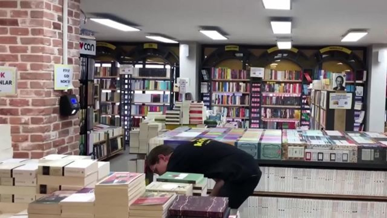 Sivas'ta Bir Kitap Satıcısı: "Öğrenciler Aralarında Para Toplayıp, Bir Kitap Alıp, Aralarında Dönerek Okumaya Başladılar"