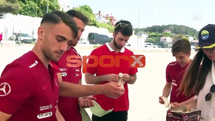 A Milli Takım, atık topladı