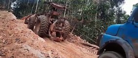 Un tracteur tente de tirer un camion trop chargé... Et c'est le drame