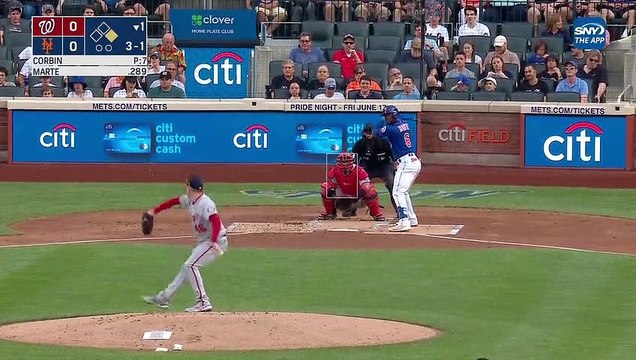 ¡Con bebé en brazos! Hombre atrapa un jonrón