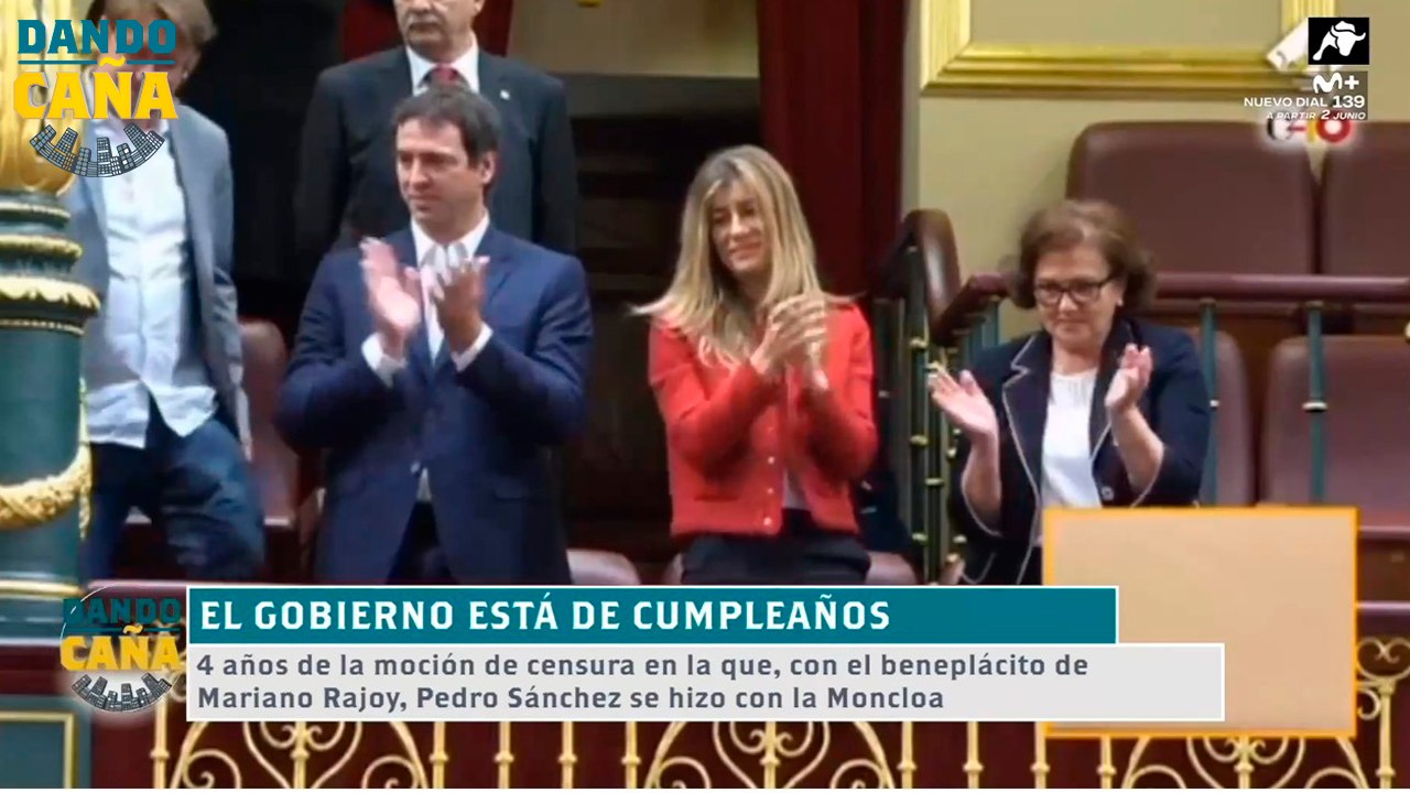 Cumpleaños de la moción que aupó a Pedro Sánchez, lo celebra con la misma pancarta y unos pésimos compañeros de baile