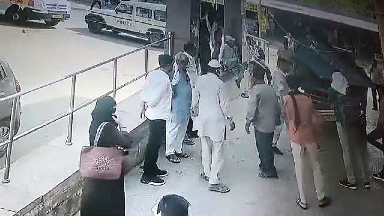 बस ने कुचला तो श्रमिक के शव को कचरा संग्रहण टैक...