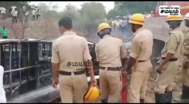 டெம்போவும், தனியார் பேருந்தும் நேருக்கு நேர் மோதல்; தீயில் கருகி 7 பேர் உயிரிழப்பு!