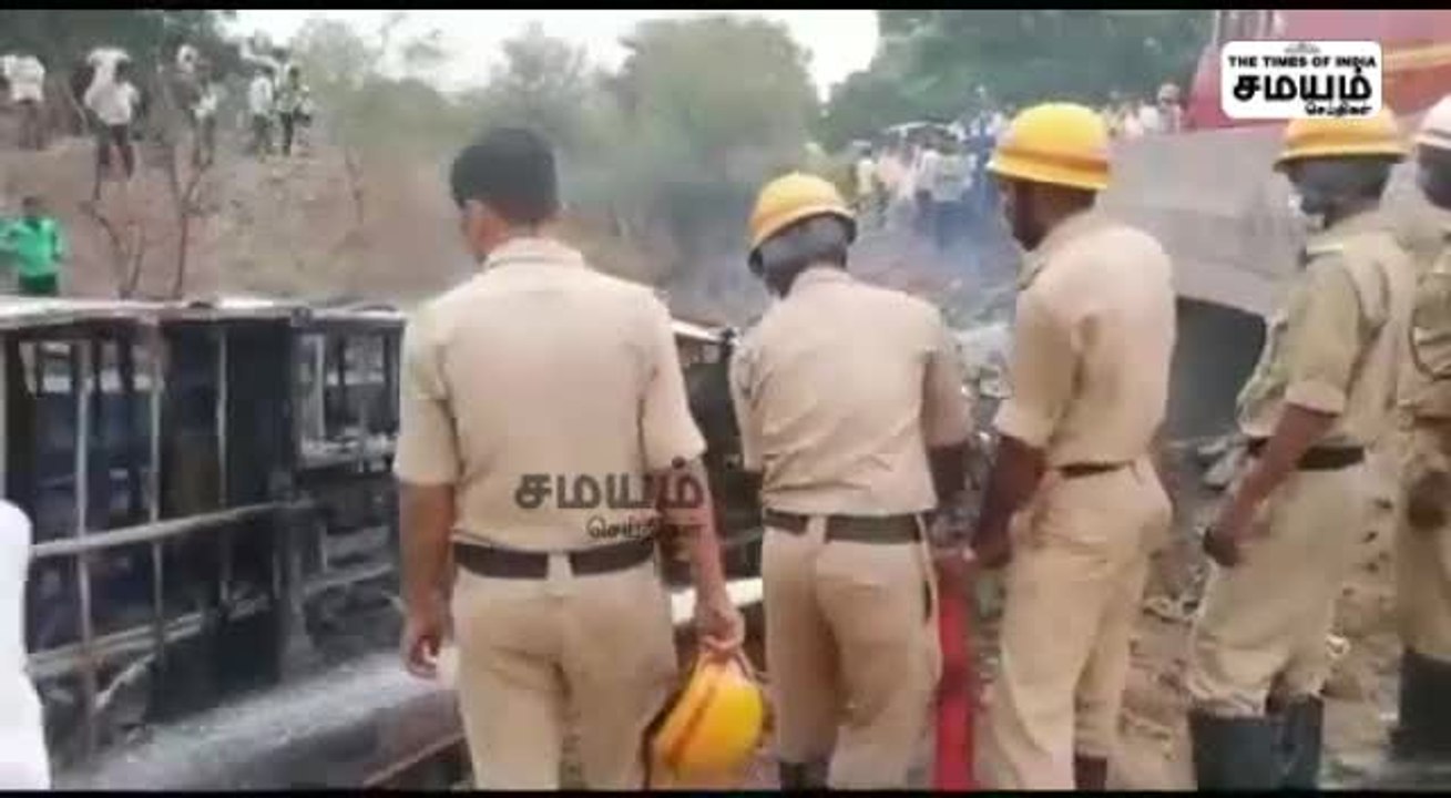 டெம்போவும், தனியார் பேருந்தும் நேருக்கு நேர் மோ...