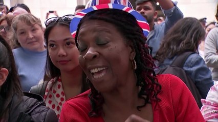 Boos and cheers from crowds at St Pauls directed at royals and Boris Johnson
